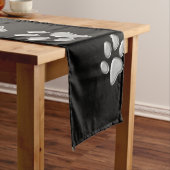 Silver Dog Paws Schwarzer Hintergrund Print Patter Kurzer Tischläufer (Beispiel)