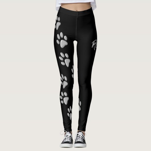 Silver Dog Paws Schwarzer Hintergrund Print Patter Leggings (Vorderseite)