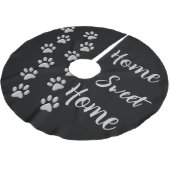 Silver Dog Paws Schwarzer Hintergrund Print Patter Polyester Weihnachtsbaumdecke (Schrägansicht)
