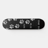 Silver Dog Paws Schwarzer Hintergrund Print Patter Skateboard (Horizontal)