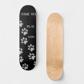 Silver Dog Paws Schwarzer Hintergrund Print Patter Skateboard (Vorderseite)