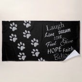 Silver Dog Paws Schwarzer Hintergrund Print Patter Strandtuch (Vorderseite)