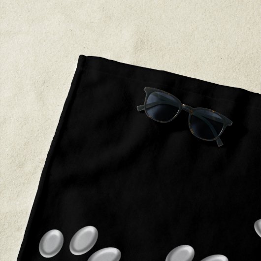 Silver Dog Paws Schwarzer Hintergrund Print Patter Strandtuch (Beispiel)