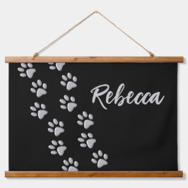Silver Dog Paws Schwarzer Hintergrund Print Patter Wandteppich Mit Holzrahmen