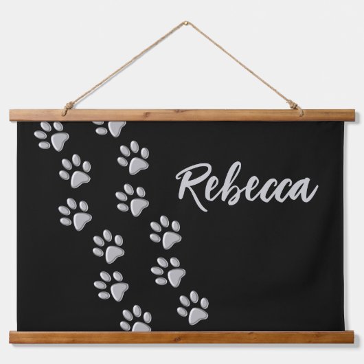 Silver Dog Paws Schwarzer Hintergrund Print Patter Wandteppich Mit Holzrahmen (Vorne)