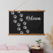 Silver Dog Paws Schwarzer Hintergrund Print Patter Wandteppich Mit Holzrahmen (Schlafzimmer)