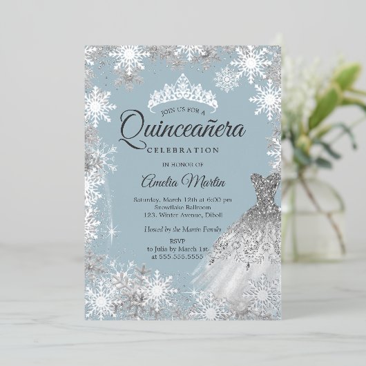 Silver Dusty Blue Winter Snowflake Quinceanera Folieneinladung (Stehend vorne)
