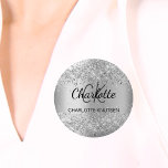 Silver eleganter Name Button<br><div class="desc">Ein Imitat silber aussehender Hintergrund mit Konfetti. Personalisieren und fügen Sie Ihre Monogramm-Initialen, Vornamen und vollständigen Namen.</div>
