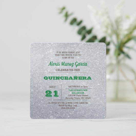 Silver & Emerald Green Funkelnd Quinceñera Einladung (Stehend Vorderseite)