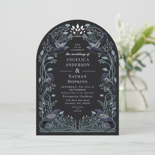 Silver Enchanted Gothic Raven Floral Wedding Ach Einladung (Stehend Vorderseite)