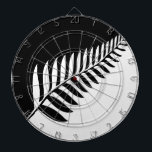 Silver Fern von Neuseeland Dartscheibe<br><div class="desc">Silhouette eines silbernen Farns,  ein neuseeländisches Emblem in Schwarz und Weiß</div>