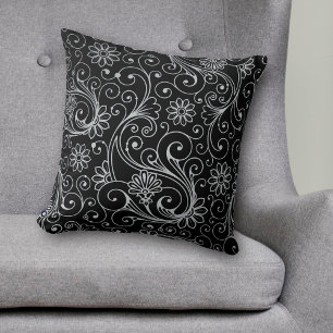 Silver Floral Swirl auf schwarz Kissen