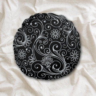 Silver Floral Swirl auf schwarz Rundes Kissen