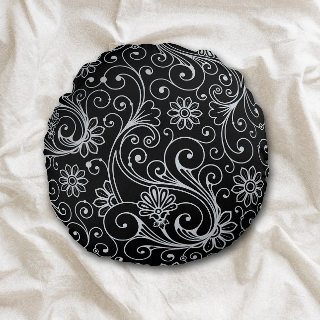Silver Floral Swirl auf schwarz Rundes Kissen (Von Creator hochgeladen)