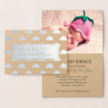 Silver Foil Clouds Baby Dusche Foto Vielen Dank Folienkarte<br><div class="desc">Sweet Baby Dusche Dankeschön Karte können Sie mit einem Foto Ihres wertvollen Babys personalisieren. Die Dankeschön-Karte ist auf Kraftpapier mit einem niedlichen Cloud-Muster in echter Silberfolie mit einem großen silbernen Etikett gedruckt. Dankeschön vom Babynamen. Im Inneren der Dankeschön-Karte können Sie ein Foto Ihres Babys, den Namen Ihres Babys und die...</div>