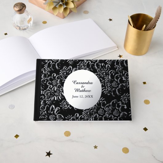 Silver Foil Daisies Romantic Floral Black Wedding Gästebuch (Vorderseite Offen)