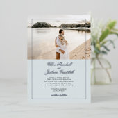 Silver Foil Dusty Blue Minimalistisch Elegante Hoc Folieneinladung (Stehend vorne)