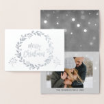 Silver Foil Frohe Weihnachtsschneefotokarte Folienkarte<br><div class="desc">Silver Foil Frohe Weihnachtskohle Gray Hand Lettered Script Snowflake Foto Card. Foto und Text dieser Weihnachtskarte können mit Ihrem Foto und Namen aktualisiert und angepasst werden. Diese Karte zeigt Ihren Namen auf der Innenseite der Silver Foil Weihnachtskarte an.</div>