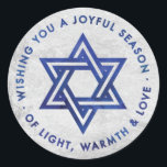 Silver Foil Hanukkah Grußsticker Runder Aufkleber<br><div class="desc">Aufkleber mit Silberfolie-Effekt unterlegt,  mit dem Stern von David und dem Hanukka Gruß,  "wünscht euch eine fröhliche Jahreszeit von Licht,  Wärme und Liebe" in einem dunkelblauen Aquarelleffekt. Ideal für die Verwendung als Gunst-Aufkleber auf Geltaschen.</div>