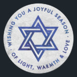 Silver Foil Hanukkah Grußsticker Runder Aufkleber<br><div class="desc">Aufkleber mit Silberfolie-Effekt unterlegt,  mit dem Stern von David und dem Hanukka Gruß,  "wünscht euch eine fröhliche Jahreszeit von Licht,  Wärme und Liebe" in einem dunkelblauen Aquarelleffekt. Ideal für die Verwendung als Gunst-Aufkleber auf Geltaschen.</div>