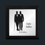 Silver Gay Wedding Grooms mit Namen und Datum Erinnerungskiste<br><div class="desc">Silber-Farbschema,  Diese funktionalen Tischnummern machen einzigartige Erinnerungen für jeden,  der eins bekommt. Hoher Mode und Tulxedo mit Sträuchern mit Namen,  Datum und Tischnummer.</div>