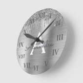 Silver Glitter Brushed Metal Monogram Name Runde Wanduhr (Winkel)