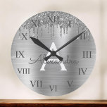 Silver Glitter Brushed Metal Monogram Name Runde Wanduhr<br><div class="desc">Silver Falsch Foil Metallic Sparkle Glitter Brushed Metal Monogram Name and Initial Luxury Wall Clock. This makes the perfect sweet 16 birthday,  wedding,  bridal shower,  anniversary,  baby shower or bachelorette party gift for someone that loves glam luxury and chic styles.</div>