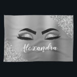 Silver Glitter Sparkle Eyelashes Monogram Geschirrtuch<br><div class="desc">Silver Imitats Foil Metallic Sparkle Glitzer gebürstete Metal Monogram Name and Initial Eyelashes (Lashes),  Eyelash Extensions und Eyes Kitchen Totuch. Das Design macht den perfekten 16 Geburtstag,  Hochzeit,  Brautparty,  Jubiläum,  Babydusche oder Junggeselinnen-Abschied Geschenk für jemanden,  der einen trendigen coolen Stil sucht.</div>