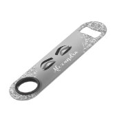 Silver Glitter Sparkle Eyelashes Monogram Speed Flaschenöffner (Rückseite Schrägansicht)