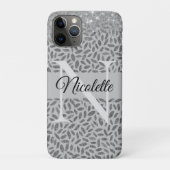 Silver Glittery Feathers Monogram Elegant Case-Mate iPhone Hülle (Rückseite)