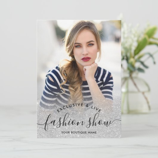 Silver Glitzer Blush Script Fotos Modenschau Einladung (Stehend Vorderseite)