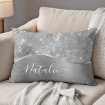Silver Glitzer Glam Bling Personalisiert Metallic Dekokissen<br><div class="desc">Dieses silber gebürstete Metall und glamouröse Imitate Glitzer gemustert Akzent Kissen mit Ihrem eigenen individuelle Name leicht personalisieren.</div>