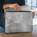 Silver Glitzer Glam Bling Personalisiert Metallic Laptopschutzhülle<br><div class="desc">Dieses silber gebürstete Metall und glamouröse Imitate Glitzer gemustert Laptop Ärmel mit Ihrem eigenen individuelle Name leicht personalisieren.</div>