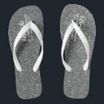 SILVER Glitzer Hochzeit Flipflops BRIDE, Strand Badesandalen<br><div class="desc">Fügen Sie die Rolle der Brautparty-Mitglieder,  Paare verheirateten Namen und Hochzeitsdatum zu diesen eleganten Sommerstrand Hochzeitsflipflops mit einem Imitat Gold Glitzer beenden.</div>