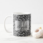 SIlver Glitzer Leopard Monogram Fun Kaffeetasse<br><div class="desc">Dieses Design wurde mithilfe von digitaler Kunst erstellt und kann in dem Bereich personalisiert sein, der zur Verfügung gestellt wird, oder indem Sie den Klick wählen, um weitere Optionen anzupassen und den Namen, die Initialen oder die Wörter zu ändern. Sie können auch die Textfarbe und den Textstil ändern oder den...</div>