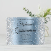 Silver Glitzer Light Blue Monogram Quinceanera Einladung (Stehend Vorderseite)