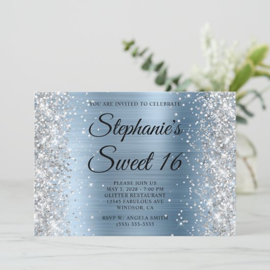 Silver Glitzer Light Blue Monogram Sweet 16 Einladung (Stehend Vorderseite)