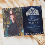 Silver Glitzer Marine blaues Foto Tiara Sweet 16 Einladung<br><div class="desc">Ein schicker und luxuriöser silberner Glitzer Konfetti auf einem dunkelmarineblauen Aquarellzement mit eleganter Kalligraphie Typografie Sweet 16 Geburtstagsfeier Einladung,  mit einem handgezeichneten luxuriösen Prinzessin Krone tiara Rose Gold Glitzer. Fügen Sie Ihr Foto hinzu.</div>