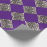 Silver Glitzer Metallic Lila Abstrakt Chic Geschenkpapier<br><div class="desc">Ein wunderschöner lila Hintergrund mit silbernen Glitzer-Diamantformen machen dieses abstrakte Muster zu einem wunderschönen Design für jeden Anlass.</div>