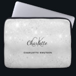 Silver Glitzer mit Monogramm Laptopschutzhülle<br><div class="desc">Ein klassisches Imitat mit silberfarbenem Hintergrund. Dekoriert mit Imitaten Glitzer Staub. Personalisieren und fügen Sie Ihren Namen,  Monogramm-Initialen und vollständigen Namen.</div>