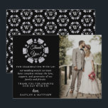 Silver Glitzer Monogram Poker Chip Casino Hochzeit Dankeskarte<br><div class="desc">Say danke Ihnen im Stil mit diesen modernen und sehr trendigen Casino-Thema Hochzeit danke Ihnen Karten. Die Vorlagenformulierung und das Foto sind leicht zu personalisieren und Ihre Familie und Freunde werden begeistert sein,  wenn sie diese fantastischen Dankesworte erhalten.</div>