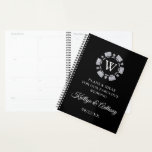 Silver Glitzer Monogram Poker Chip Casino Hochzeit Planer<br><div class="desc">Mit diesem modernen und sehr trendigen Hochzeitsplaner bereiten Sie sich auf Ihren großen Tag im Stil vor. Das Design ist einfach zu personalisieren mit Ihrem eigenen Monogramm Initial, Namen und Hochzeitsdatum und Sie können alle Ihre Design-Ideen, wichtige Hochzeitsinformationen und vieles mehr sicher zusammen in diesem personalisierten Planer behalten. Entsprechende Hochzeitssachen...</div>