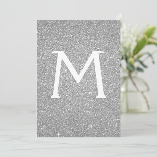 Silver Glitzer Monogram Sparkle Quinceanera Einladung (Stehend Vorderseite)