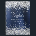 Silver Glitzer Navy Blue Foil 50th Birthday Guest Notizblock<br><div class="desc">Erstellen Sie Ihr eigenes 50. Geburtstagsparty-Design auf einem leeren mittelgroßen Notebook. Girly Imitate funkelnd silberner Glitzer auf der Oberseite und unten Rand, über einem Imitat dunkelblau und marinebürtig gebürstete Metall-Stil glänzende Folie. Passen Sie die Stile des Schriftartes an, um Ihr eigenes Gästebuch zu kreieren. Eine klassische, elegante Kalligraphie gepaart mit...</div>