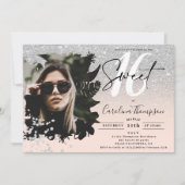 Silver Glitzer ombre Blumenrosa Foto Sweet 16 Einladung (Vorderseite)