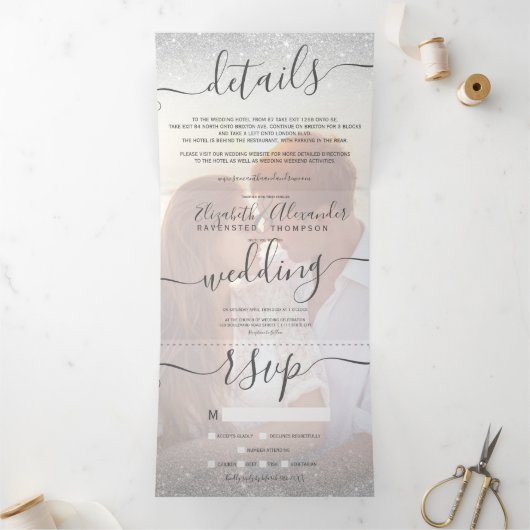 Silver Glitzer ombre White Script Foto Hochzeit Dreifach Gefaltete Einladung (Innenseite)