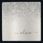 Silver Glitzer Pinsel Girl Monogram Name Steinuntersetzer<br><div class="desc">Silber Imitate Foil metallic Sparkle Glitzer gebürstete Metal Monogramm Name Stone Tile. Das macht den perfekten Abschluss,  süßen 16 Geburtstag,  Hochzeit,  Brautparty,  Jubiläum,  Babydusche oder Junggeselinnen-Abschied Geschenk für jemanden,  die Lieben glamourösen Luxus und schicke Stile.</div>