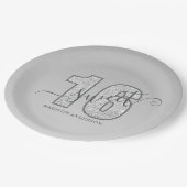 Silver Glitzer Script Sweet 16 Pappteller (Schrägansicht)