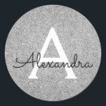Silver Glitzer & Sparkle Monogram Birthday Runder Aufkleber<br><div class="desc">Silberne Imitate Glitzer und Sparkle Elegant Geburtstag,  Brautparty,  Hochzeit,  Jubiläum oder Junggeselinnen-Abschied Umschlag Aufkleber Sticker. Diese Geburtstagsparty-Sticker können auf Ihren Anfangs- und Vornamen angepasst werden.</div>