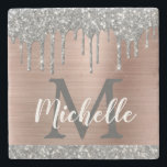 Silver Glitzer Tropfen Rose Gold Metalle Monogramm Steinuntersetzer<br><div class="desc">Moderne, mädchenhaft silberne Glitzer Tropfen personalisierter Name und mit Monogramm Untersetzer aus Stein. Dieses Design bietet silbergraue (graue) Glitzer funkelnde Tropfen auf Imitaten rot rosa Rosa Rosa Gold gebürstete Metall Hintergrund mit benutzerdefinierten Monogramm Initial-und Vorname Text Vorlage. Große Frauengeschenke für Freundin, Mutter, Geburtstag, Hochzeit, Brautparty, süße 16 Geburtstagsparty, Business, berufliche...</div>